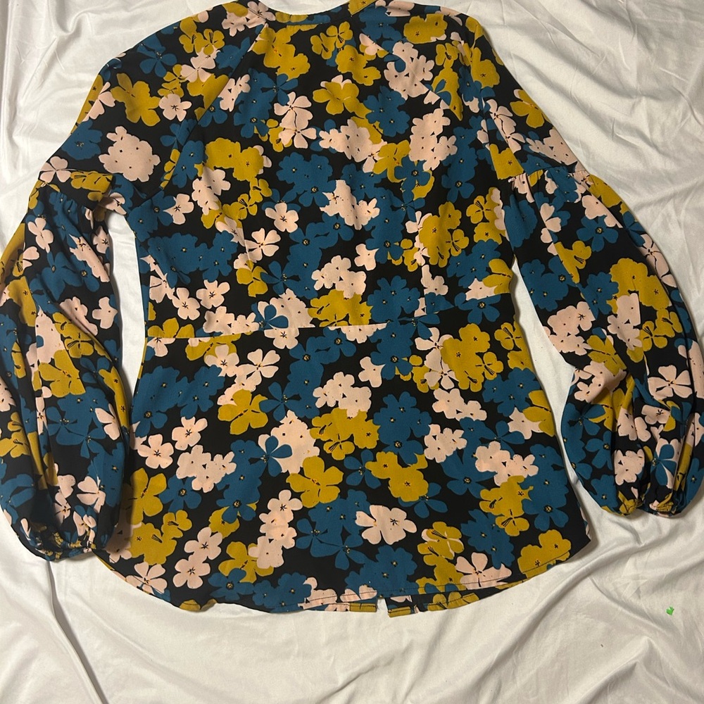 CAbi Favorite Floral Size Small Long Balloon Sleeve Button Up Blouse - Picture 8 of 12